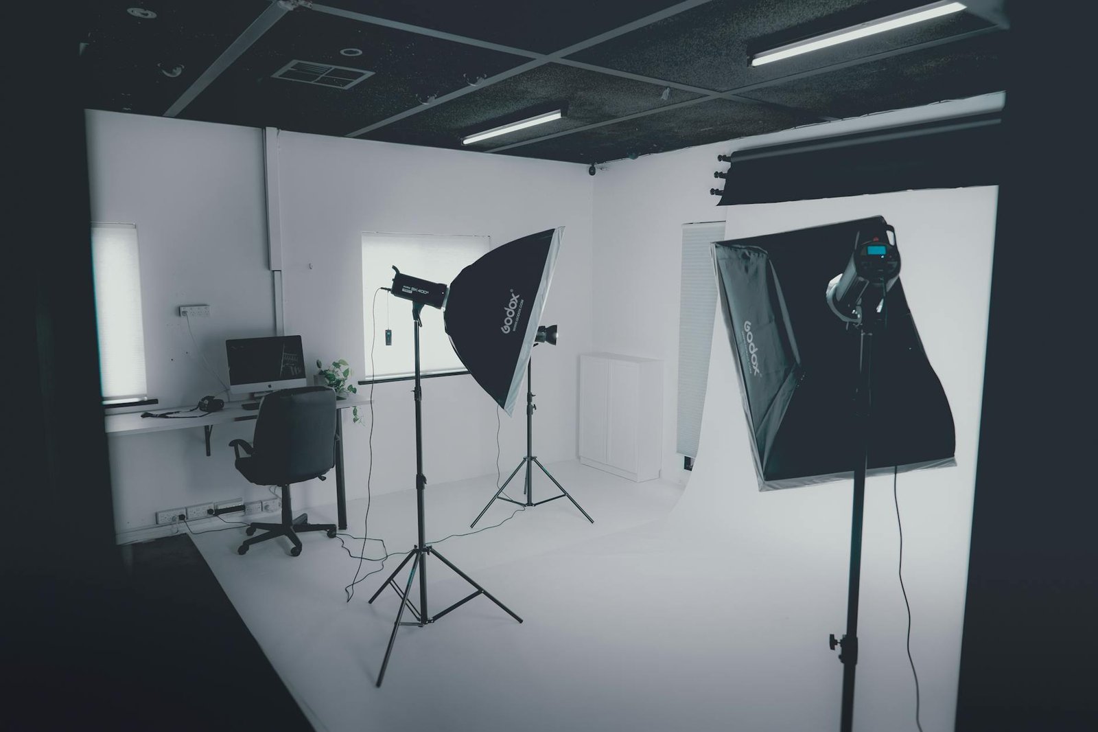 Bureau de streaming avec un anneau lumineux devant le visage et un mur éclairé en arrière-plan.